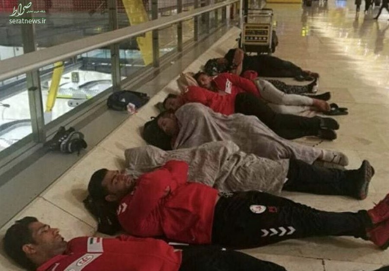 خواب قهرمانان پرورش اندام ایران در فرودگاه! +عکس