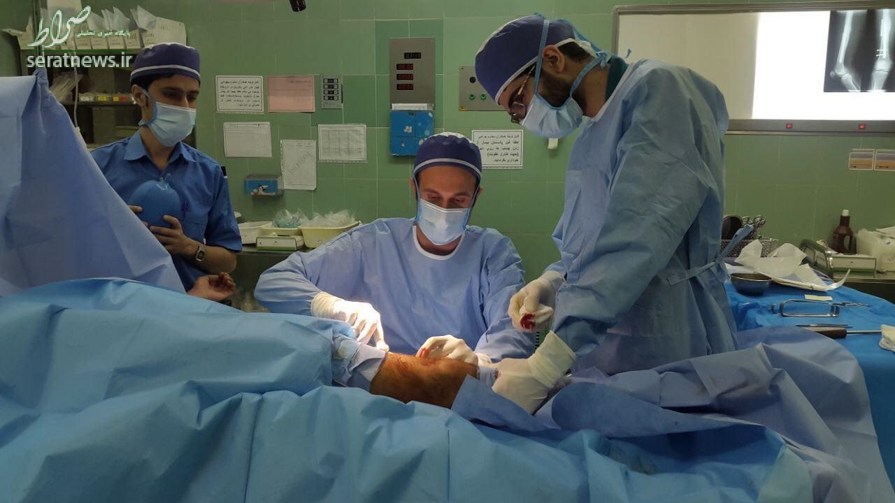 تصویری از داور دربی در حال مداوای زلزلهزدهها تصویری از داور دربی در حال مداوای زلزلهزدهها