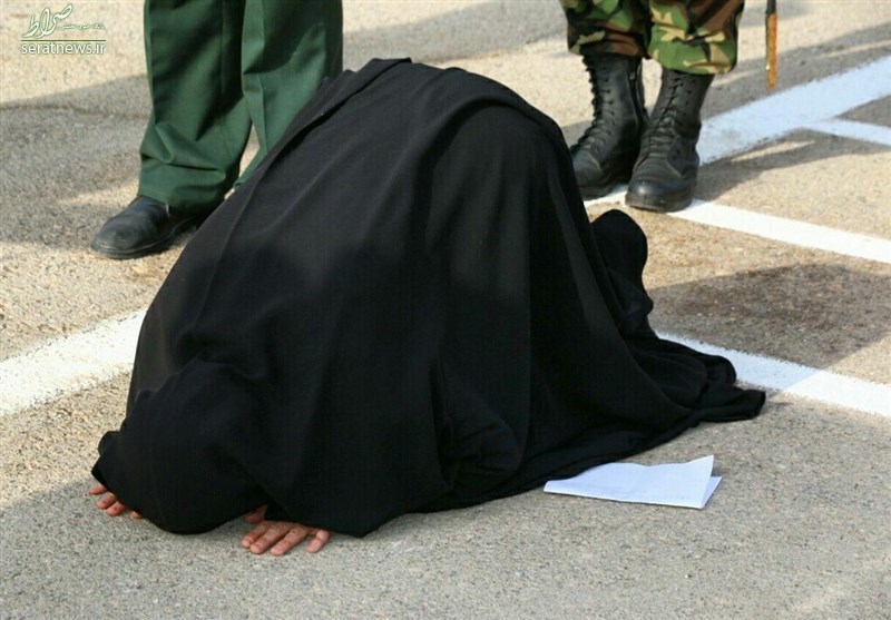 سجده شکر همسر شهید مقابل تابوت همسر سجده شکر همسر شهید مقابل تابوت همسر