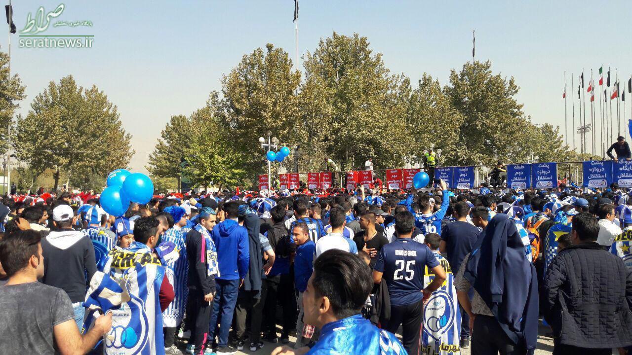 عکس/ ازدحام تماشاگران، پشت گيشهها در آزادی عکس/ ازدحام تماشاگران، پشت گيشهها در آزادی