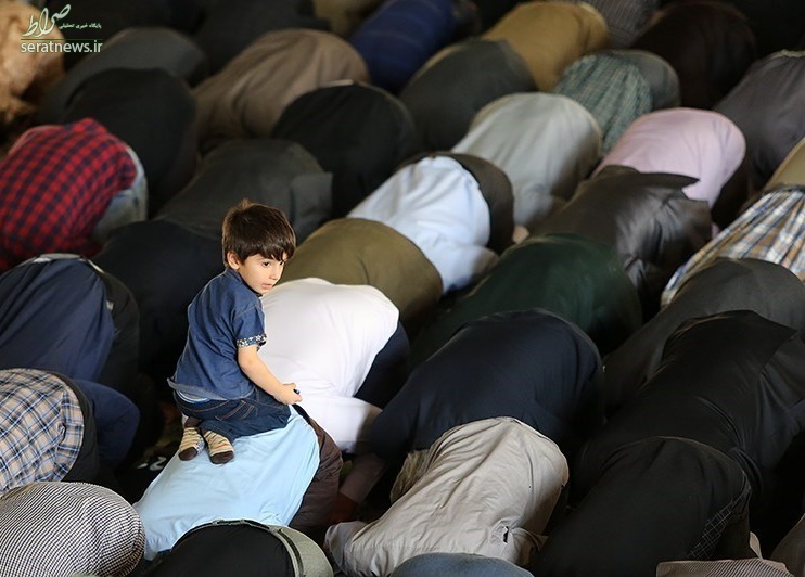 عکس/ شیطنت جالب یک کودک در نماز جمعه