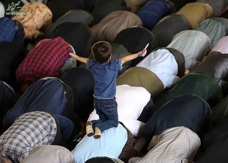 عکس/ شیطنت جالب یک کودک در نماز جمعه