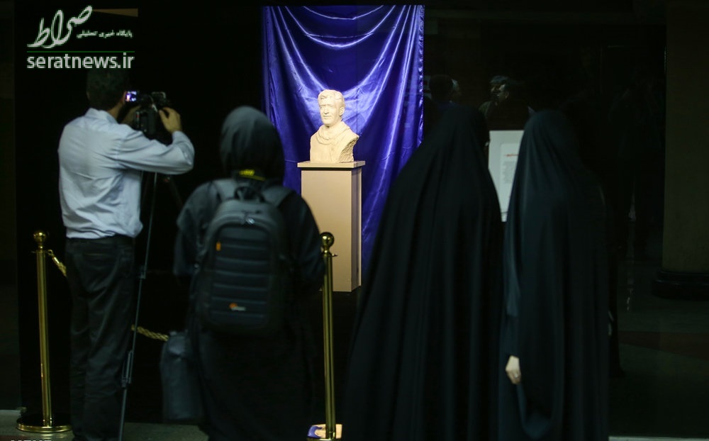 عکس/ رونمایی از تندیس شهید محسن حججی عکس/ رونمایی از تندیس شهید محسن حججی