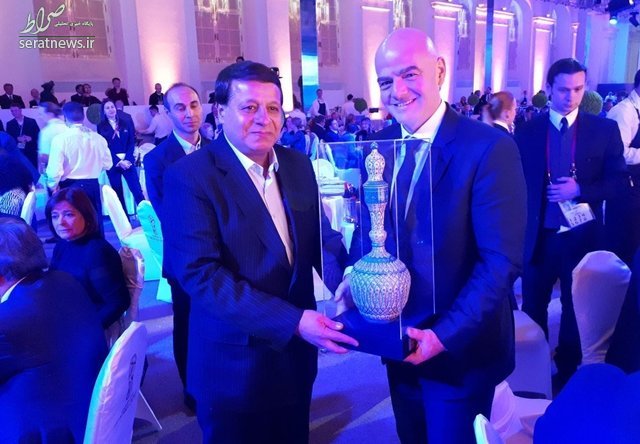 هدیه ایران به رییس فیفا چه بود؟+عکس هدیه ایران به رییس فیفا چه بود؟+عکس