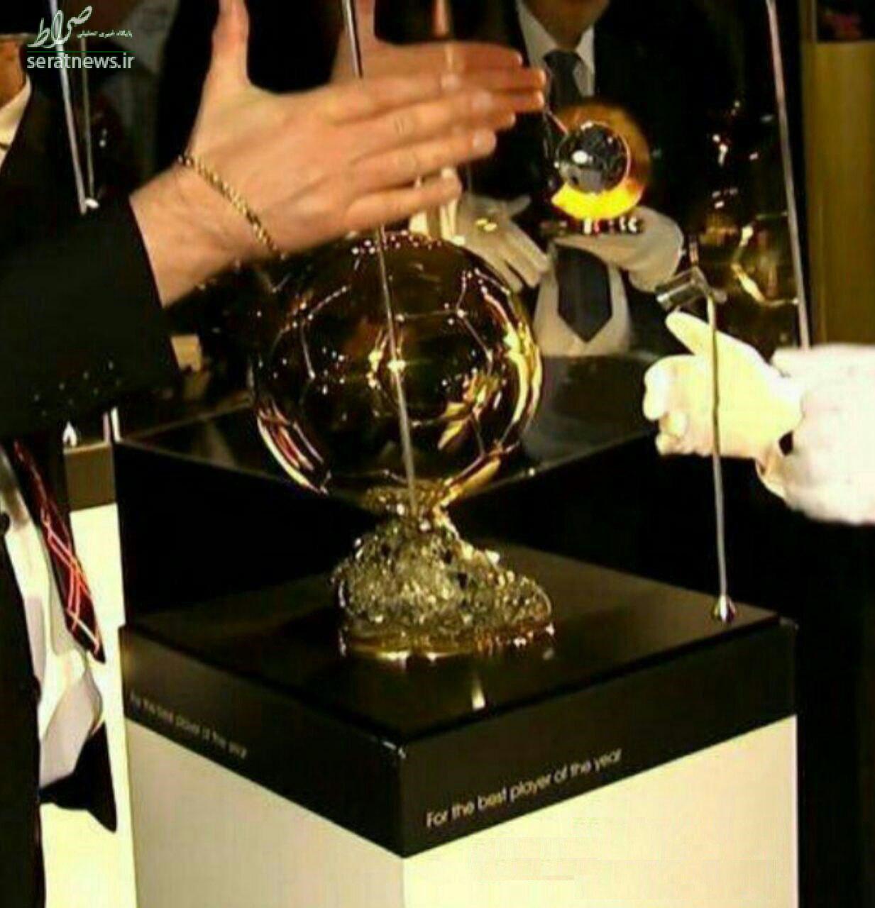 عکس/ رونمایی از توپ طلای ۲۰۱۷ پیش از آغاز مراسم عکس/ رونمایی از توپ طلای ۲۰۱۷ پیش از آغاز مراسم