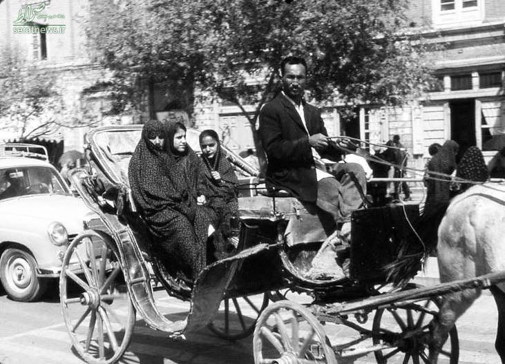 عکس/ درشکه سواری در خیابانهای تهران دهه ٤٠