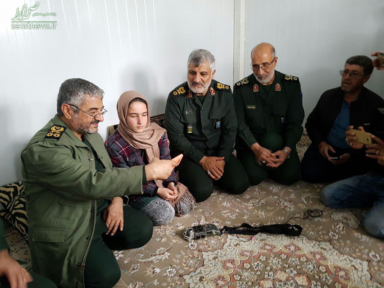عکس/ سلفی فرمانده سپاه با تنها بازمانده یک خانواده از زلزله عکس/ سلفی فرمانده سپاه با تنها بازمانده یک خانواده از زلزله