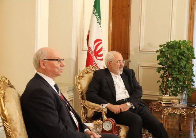 یک مقام پارلمان اروپا با ظریف دیدار کرد یک مقام پارلمان اروپا با ظریف دیدار کرد