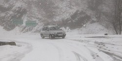 بارش شدید برف و لغزندگی در برخی جاده‌ها‌