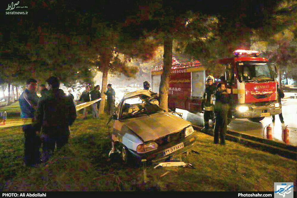 عکس/ دو نیم شدن پراید در تصادف با درخت!