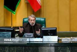 لاریجانی: دولت باید مصوبه مجلس درباره افزایش حقوق را اجرا کند