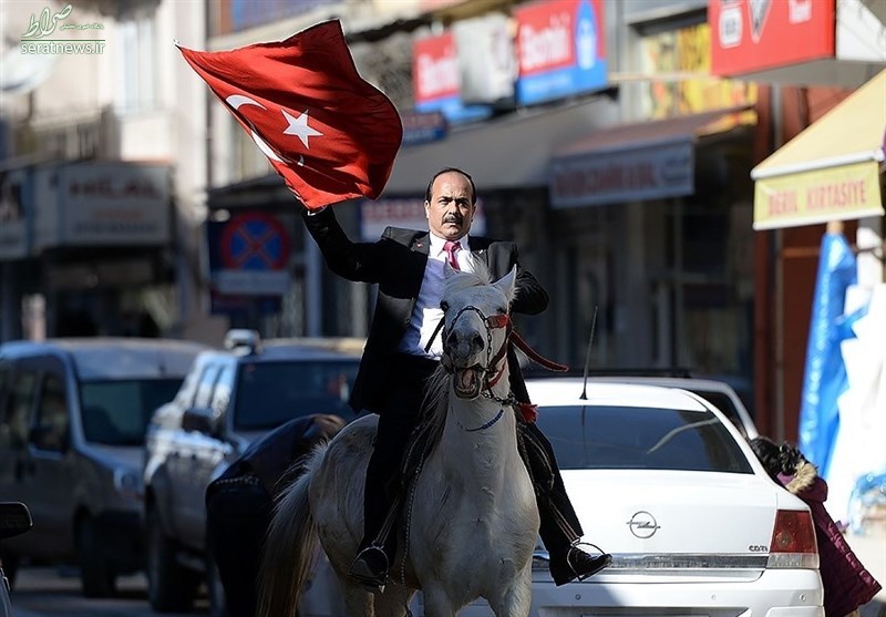 تبلیغات خیابانی یک نامزد انتخاباتی با اسب و پرچم! +عکس