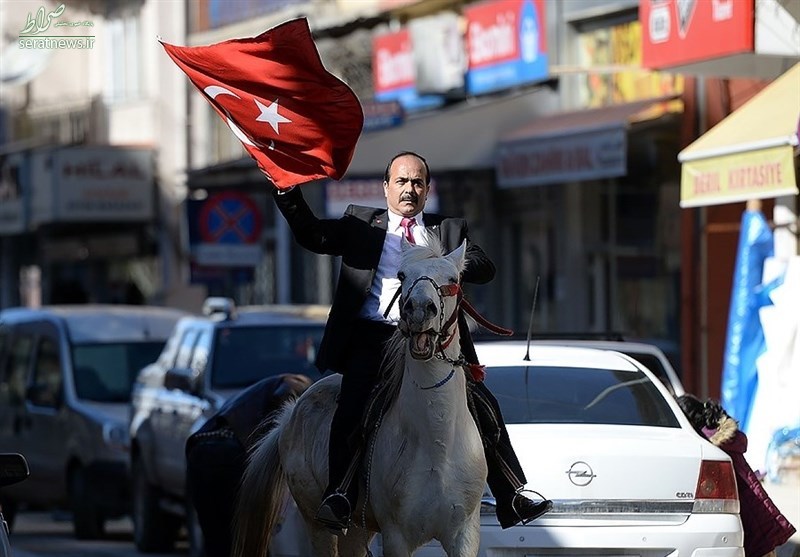 تبلیغات خیابانی یک نامزد انتخاباتی با اسب و پرچم! +عکس تبلیغات خیابانی یک نامزد انتخاباتی با اسب و پرچم! +عکس