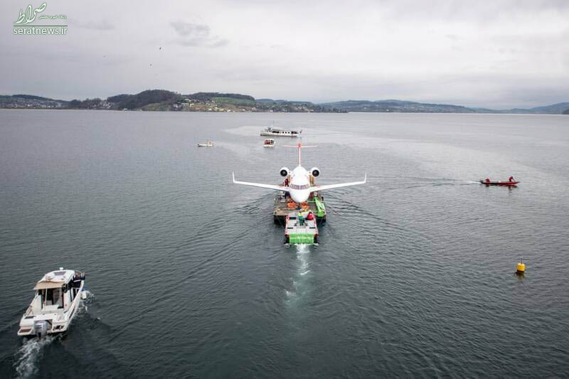 عکس/ حمل هواپیما با قایق در سوئیس!