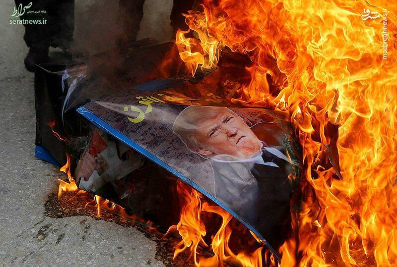 عکس/ آتش زدن عکس «ترامپ» در فلسطین
