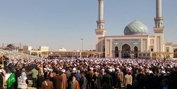 اقامه نماز بر پیکر آیت الله مؤمن توسط آیت الله سبحانی