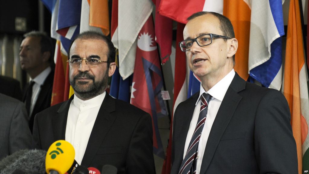 «ترو واریوراناتا» معاون مدیرکل آژانس بین المللی انرژی اتمی و رئیس بخش پادمان آن (راست)، در کنار نماینده ایران در آژانس