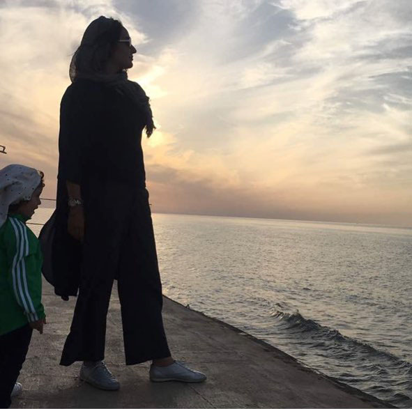 عکس / «مهناز افشار» و دخترش لب دریا
