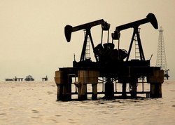 نفت در نیمه دوم سال گران‌تر می‌شود