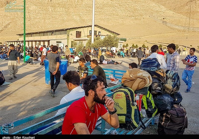افغانستانی‌ها برای ترک ایران صف کشیدند+عکس