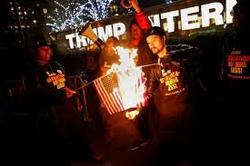 به آتش کشیده شدن پرچم آمریکا در مقابل هتل ترامپ