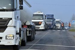 مرز مهران بر روی کامیون های ایرانی باز شد