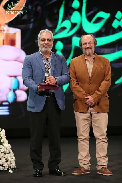 شوخی مهران مدیری هنگام گرفتن جایزه بهترین چهره تلویزیونی سال +عکس