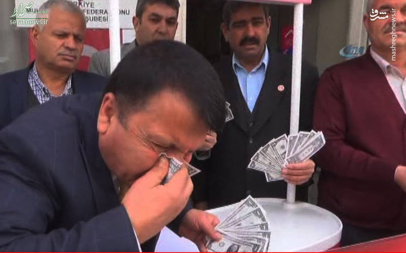 عکس/ استفاده دلار به جای دستمال در ترکیه!