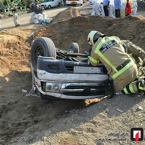 تصاویر/ واژگونی وانت بار در بازار گل تهران