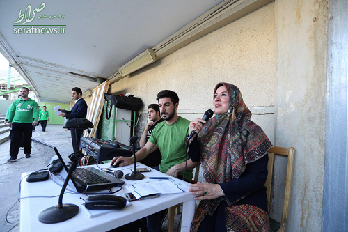 عکس/حضور مجری زن در ورزشگاه آزادی!