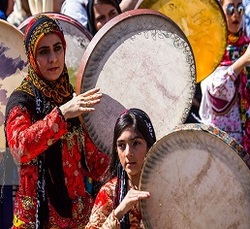 تصاویر / دف‌نوازان ده‌ها زن و مرد در میدان آزادی سنندج