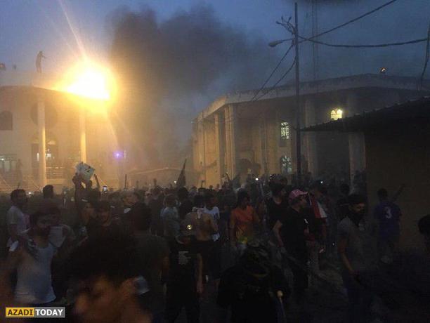 تصاویر/ حمله معترضان در بصره به کنسولگری ایران