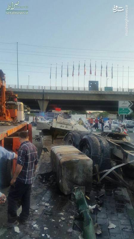 تصاویر/ واژگونی تریلر حامل بیل مکانیکی در تهرانپارس