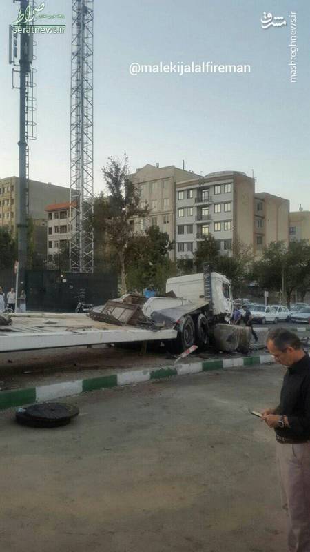 تصاویر/ واژگونی تریلر حامل بیل مکانیکی در تهرانپارس