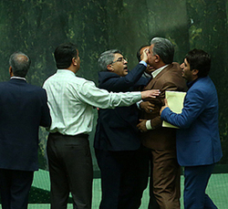 عکس/نخست‌وزیری که با دوچرخه سرکار می‌رود