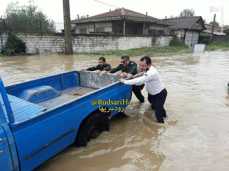 عکس/ کمک فرماندهان نظامی به سیل‌زدگان