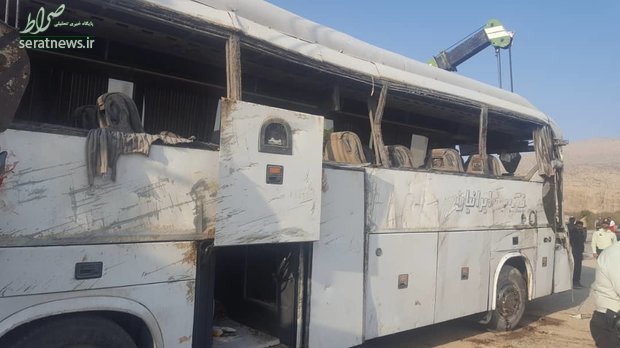 عکس/  واژگونی مرگبار اتوبوس در اصفهان