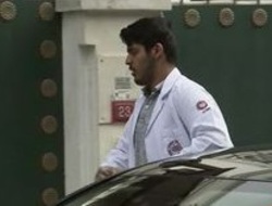 حضور فردی با لباس پزشکی در سرکنسول عربستان