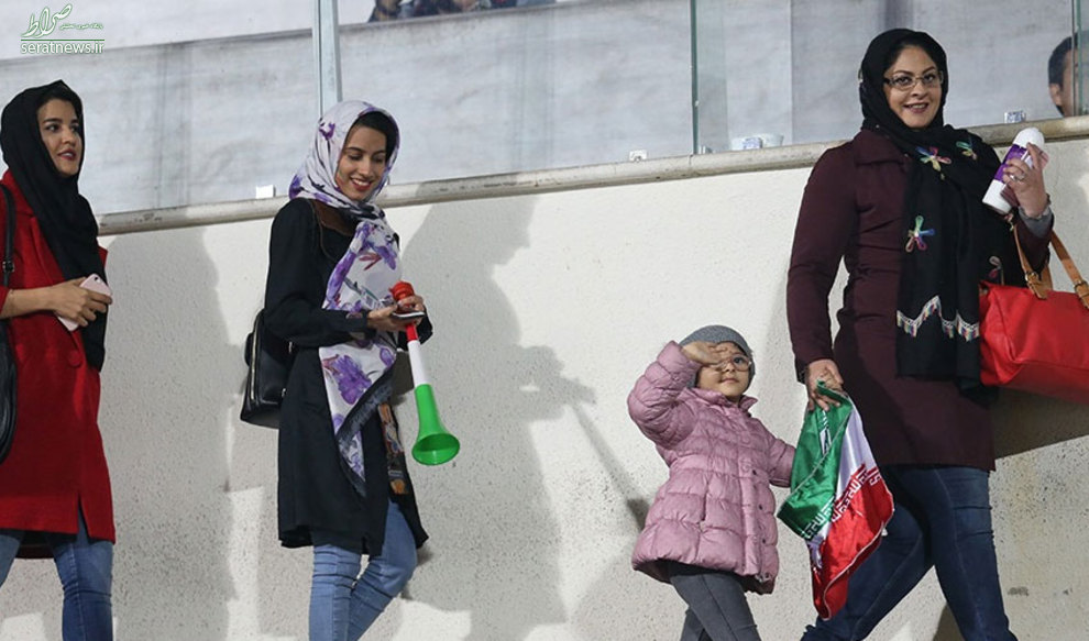 تصاویر/ حضور مادر و فرزند در استادیوم آزادی