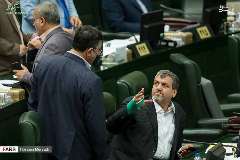 عکس/ کواکبیان با دست شکسته در مجلس