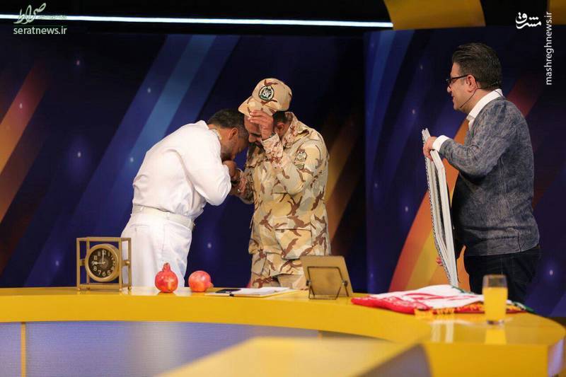 عکس/ بوسه امیر سیاری بر دست یک سرباز!