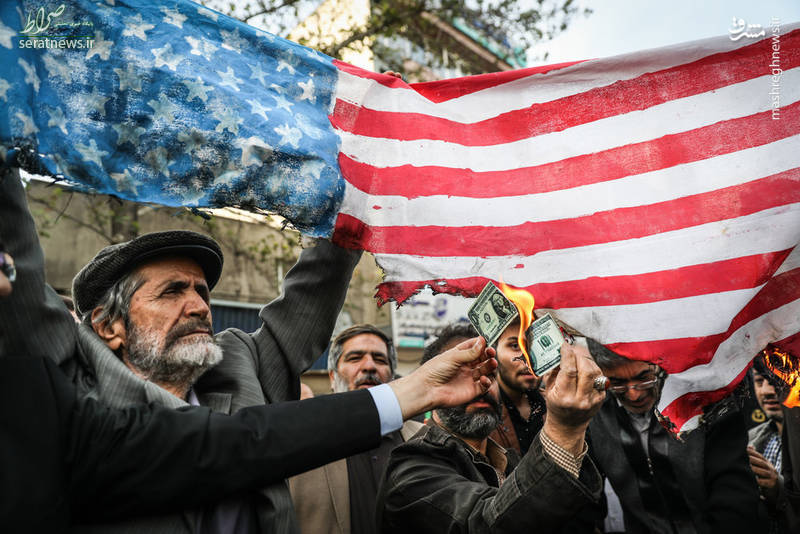 تصاویر/ سوزاندن نمادین دلار در راهپیمایی 13آبان