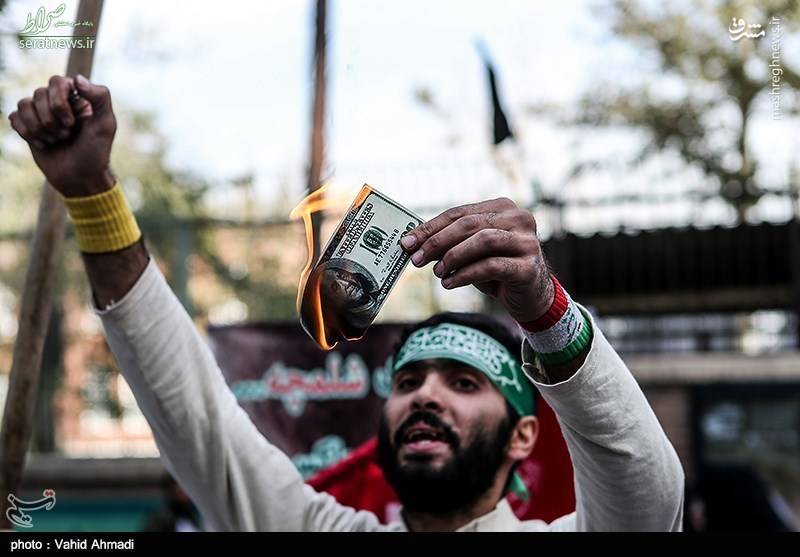 تصاویر/ سوزاندن نمادین دلار در راهپیمایی 13آبان