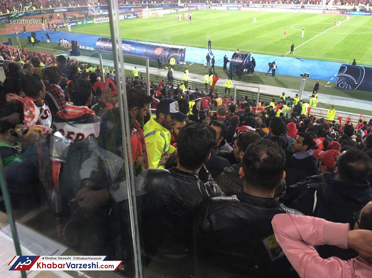 عکس/ درگیری هواداران پرسپولیس در جایگاه عکس/ درگیری هواداران پرسپولیس در جایگاه