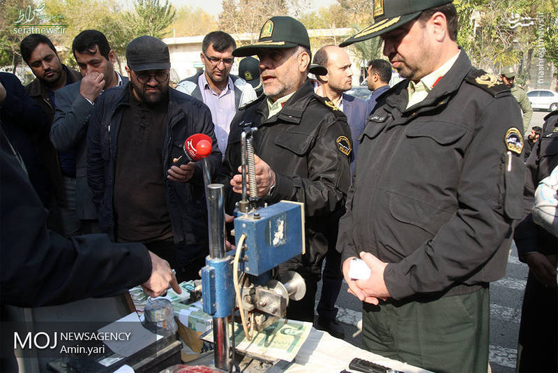 تصاویر/ کشف دستگاه جعل اسکناس در تهران