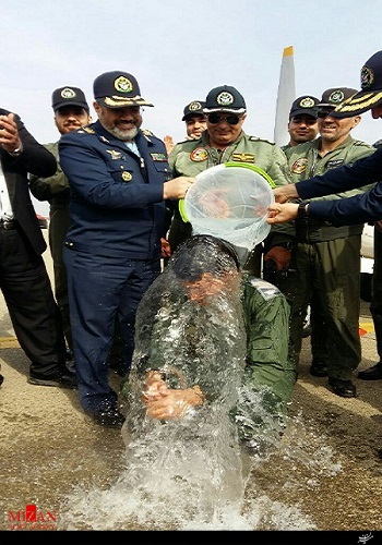 حکایت یک رسم جالب برای خلبانان نظامی/ چرا فرمانده نیروی هوایی ارتش بر روی سرِ یک خلبان آب سرد ریخت؟ + عکس