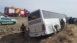 واژگونی اتوبوس در محور شیراز به دشت ارژن