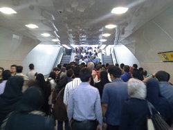 سقوط 5نفر از پله برقی متروی کرج