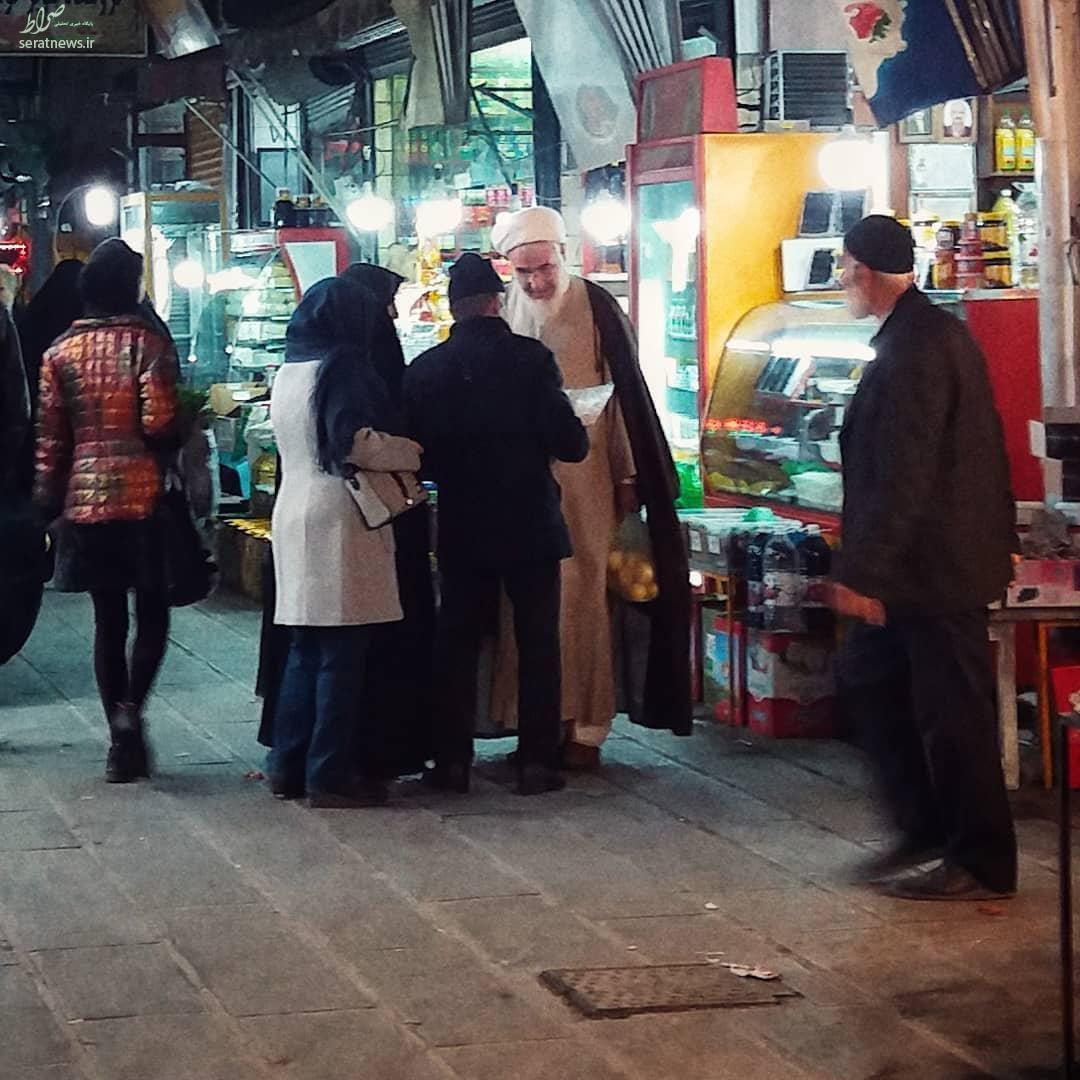 عکس/ امام جمعه قزوین در حال خرید در بازار بدون محافظ