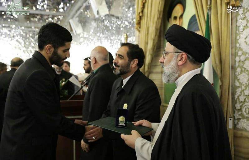 عکس/ بازیکن پرسپولیس خادم حرم امام رضا شد